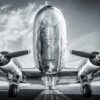 Schwarz-Weiß-Fotografie eines Flugzeugs