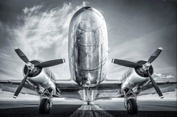 Photographie artistique en noir et blanc d'un avion