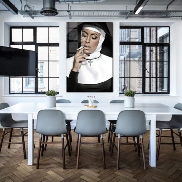 Gemälde einer rauchenden, sexy Nonne