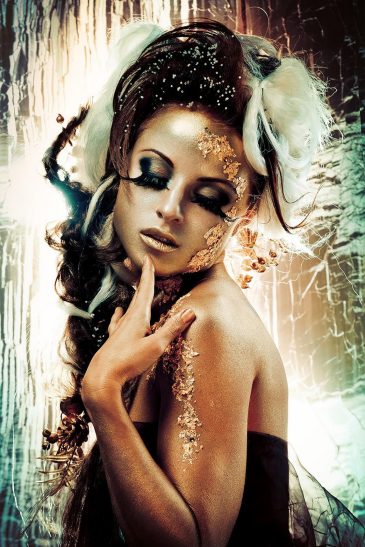 Tentation féerique I – portrait artistique d'une femme au maquillage doré