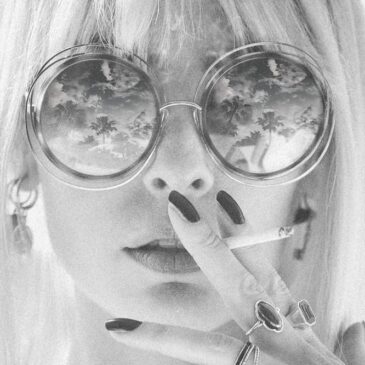 Photo en noir et blanc d'une belle femme blonde