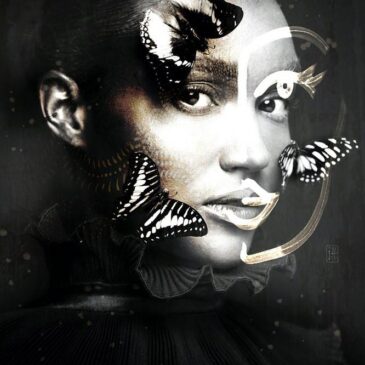 Zwart wit foto portret van vrouw met vlinders