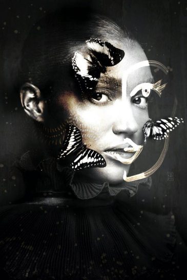 Portrait photographique en noir et blanc d'une femme avec des papillons