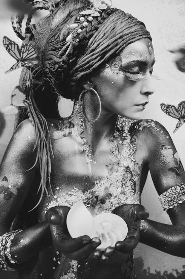 Tableau en noir et blanc : femme aux papillons