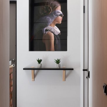 Retrato barroco de una niña con un loro