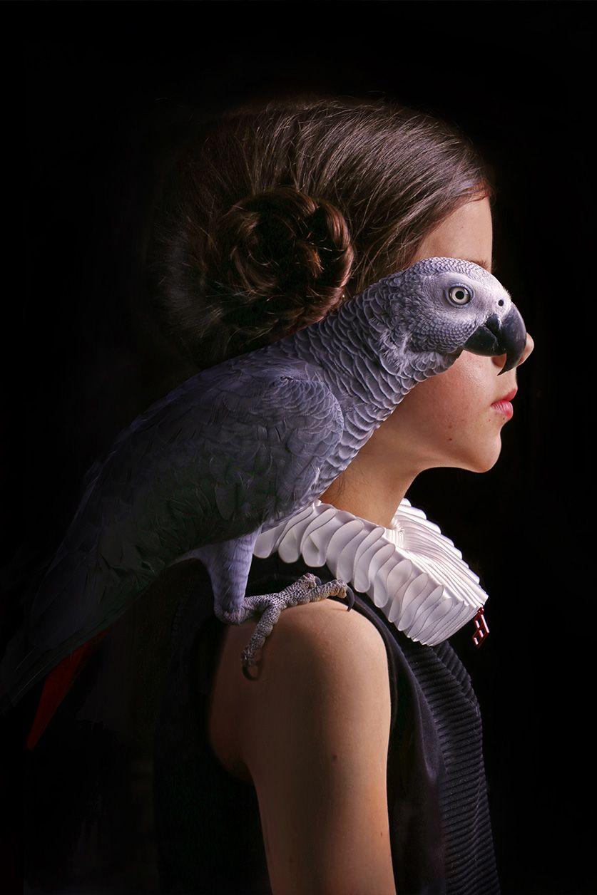 Retrato barroco de una niña con un loro