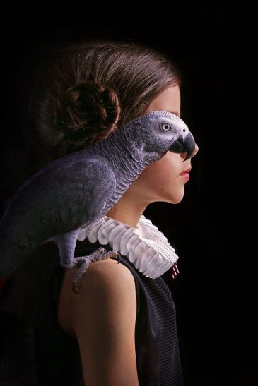Portrait baroque d'une jeune fille avec un perroquet