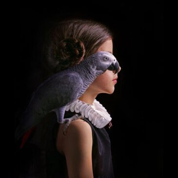 Retrato barroco de una niña con un loro