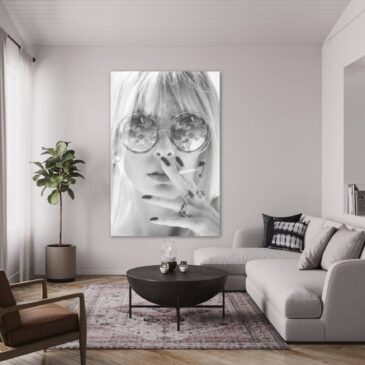 Photo en noir et blanc d'une belle femme blonde