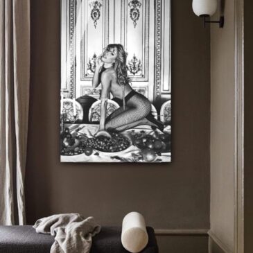 Art mural en noir et blanc représentant une femme sexy