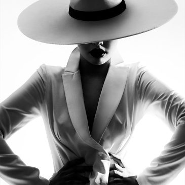 Fotografía de lujo en blanco y negro de una mujer de moda