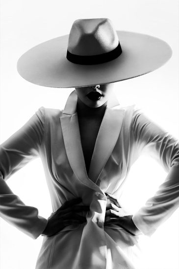Photographie luxueuse en noir et blanc d'une femme élégante
