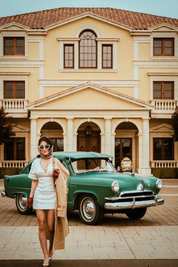 Collection Dynasty I Portrait vintage d'une femme avec une voiture vintage verte