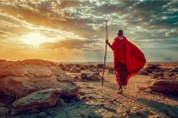 Photo d'un paysage africain avec un membre de la tribu Masaï