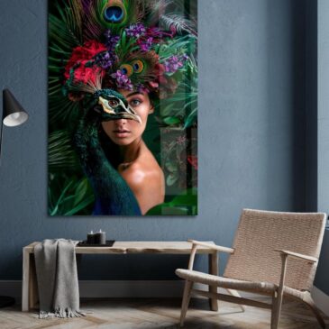Portrait coloré d'une belle femme avec un paon