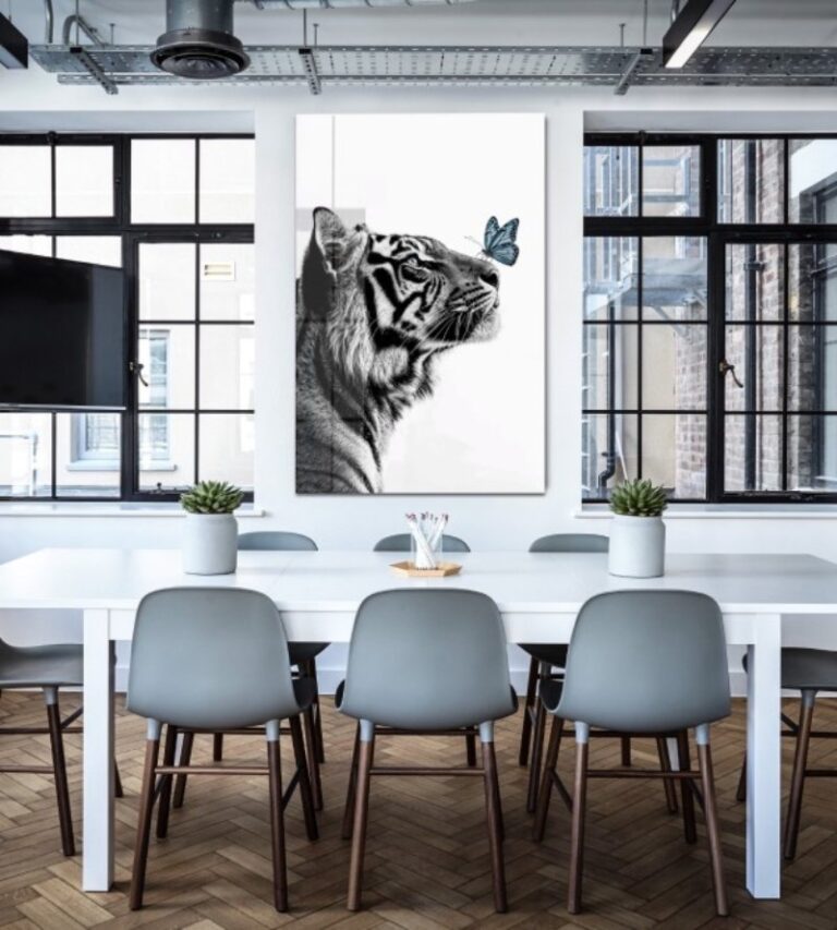 Zwart wit foto van een tijger met vlinder