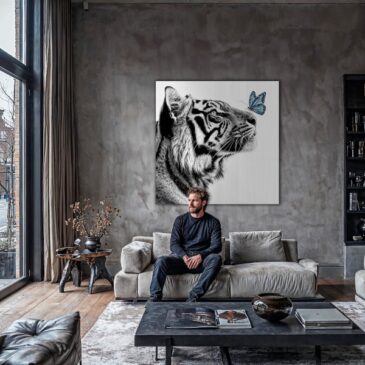 Zwart wit foto van een tijger met vlinder