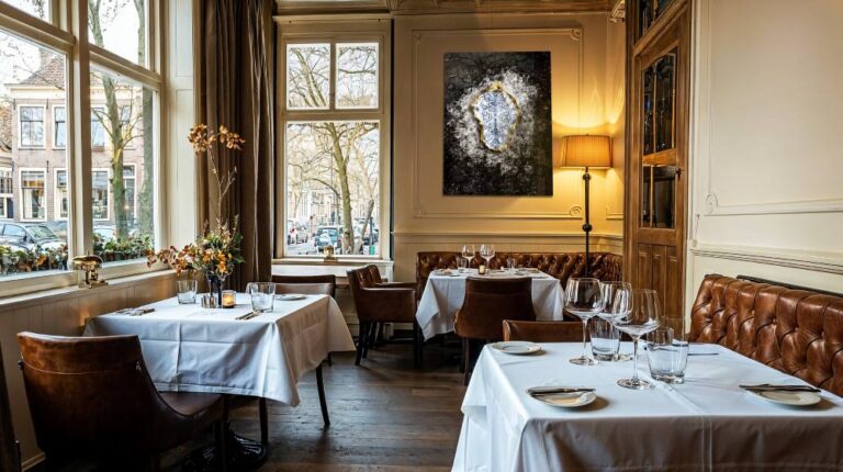 Plexiglass artworks and acrylic glass wall decorations for offices and catering spaces with a luxurious look.