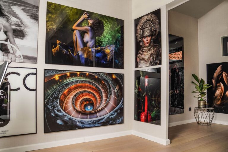 Plexiglass artwork on acrylic glass with intense colors and depth, explanation of production and wall decoration.