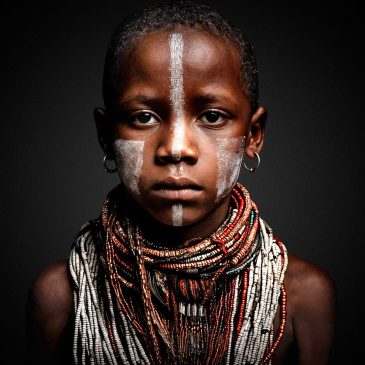 Portrait d'un garçon africain tableau , aux influences africaines et paré de bijoux traditionnels aux tons chauds