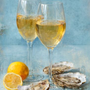 Stijlvolle still life wanddecoratie met champagneglazen, oesters en citroen in zachte blauwe tinten
