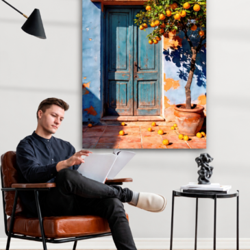 Orange und Blau – Mediterranes Gemälde mit blauer Tür und Zitrusbaum