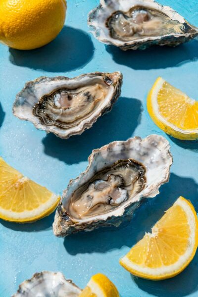 Modernes Stillleben mit Austern und Zitrone in Azure Citron