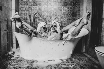 Artistieke zwart wit foto van vrouwen in bad
