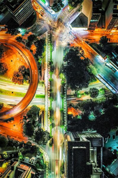 Arte de pared del paisaje ciudad en colores neón