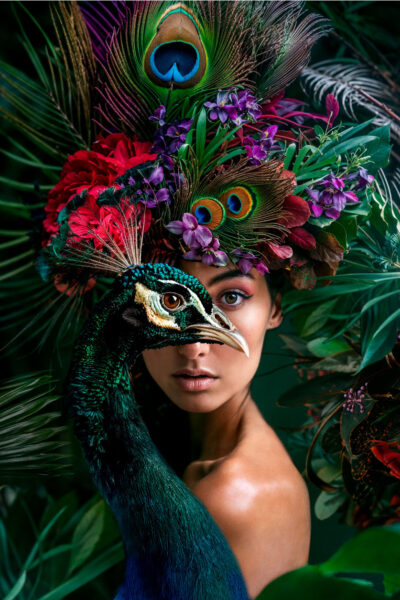 Portrait coloré de la belle femme avec paon