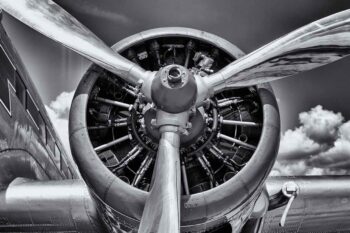 Zwart wit schilderij van vliegtuig met propellors