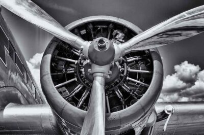 Pintura en blanco y negro del avión con hélices