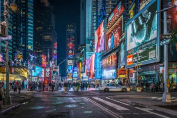 Metrópolis bulliciosa como un arte fotográfico en Plexiglas